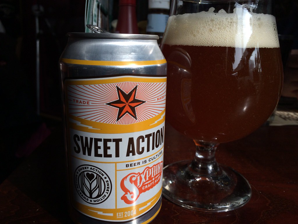 Cerveza artesana servida en copa