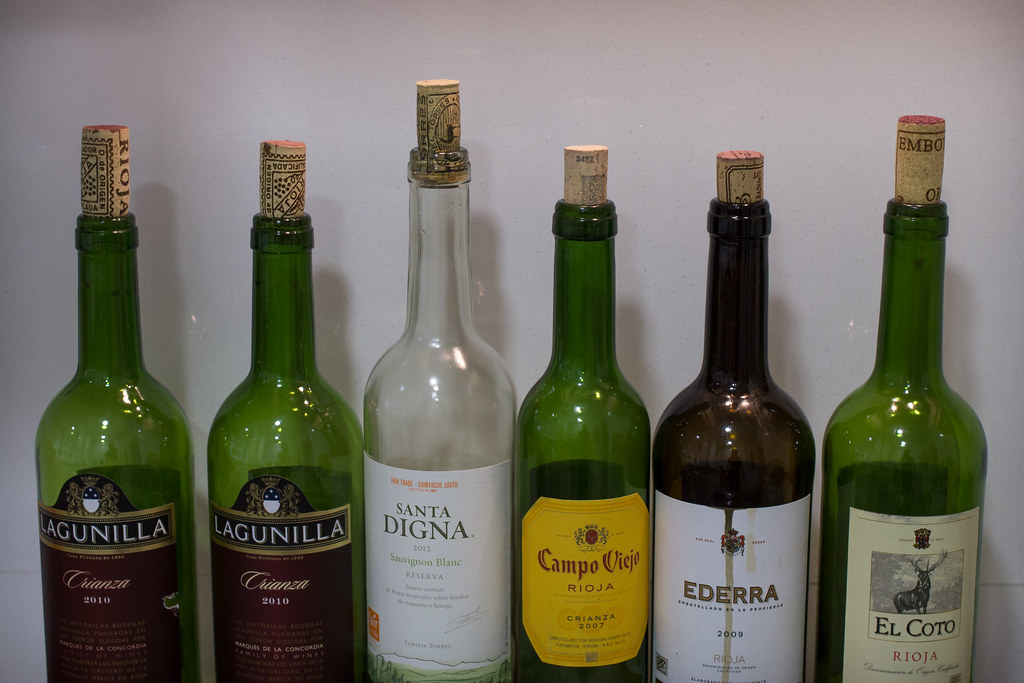 Hilera de botellas de vino