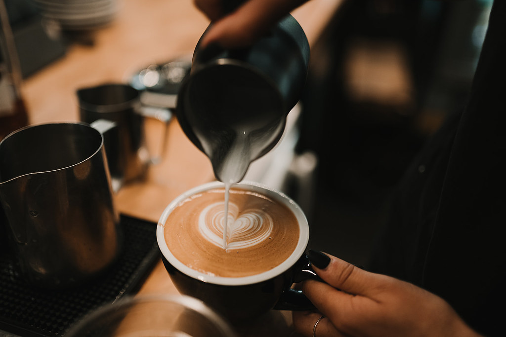 Un café pasando por encima de la barra