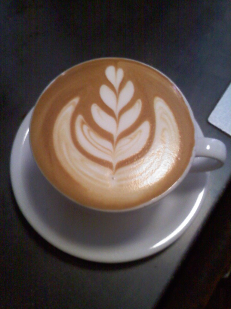 Café con leche con arte latte