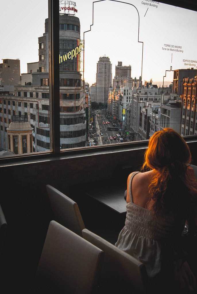 Alguien leyendo junto a la ventana
